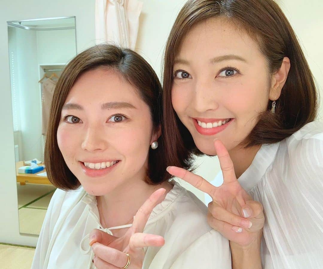 小澤陽子さんのインスタグラム写真 - (小澤陽子Instagram)「𝒂𝒕 𝒘𝒐𝒓𝒌☻  まさかの友情出演、記念に📸🌸。 先週のオンエアから、いろんな人に聞かれますが、 実の従姉妹です。(笑)  ２枚目➠ 顔は少ーーしだけ似てますが… ３枚目➠ 実は、立ったらこんなに背が違うんです。笑 ４枚目➠ 横顔  似ていますか？  #彩奈ありがとう😊💛 #いとこ #友情出演 #全力脱力タイムズ #DNN #見逃したら #FOD で🔍」5月21日 22時45分 - yoko.ozawa729