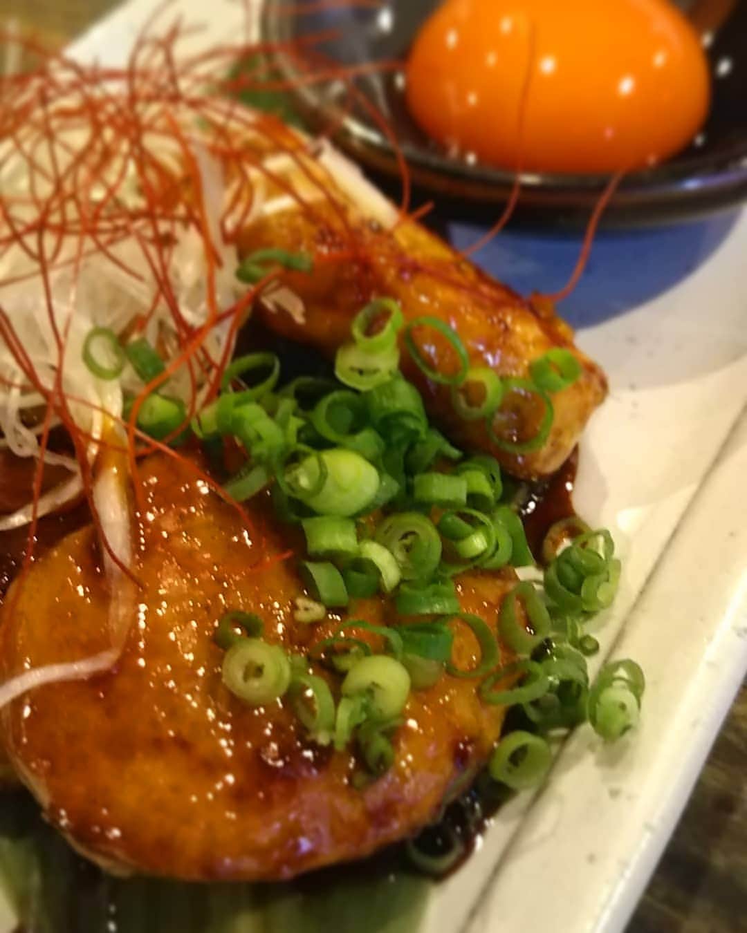 九州うまか 北浜店のインスタグラム：「ふもと赤鶏のつくねタレ焼きでございますよ。  #九州うまか#九州うまか北浜店#北浜#淀屋橋#天満橋#京橋#肥後橋#堺筋本町#大阪#大阪グルメ#居酒屋#日本酒#焼酎#純米#泳ぎイカ#もつ鍋#九州料理#九州#博多#福岡#鹿児島#宮崎#佐賀#長崎#大分#熊本#肉#つくね」