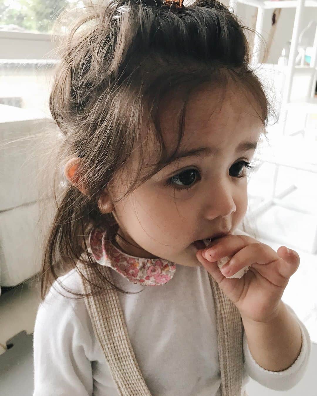 のインスタグラム：「Finally! She didn’t cry when I take her to the preschool♡ Also she loves the music she learned there. What a progress! . . . 今週ようやくプリスクールに朝送迎するときに泣かなかったー😆✨ . そしてスクールでみんなで歌う曲が大好き🙌♡ パン食べながら踊ってます😂 . . . #生後15ヶ月 #1歳3ヶ月 #1an #病み上がり #風邪もたくさんもらってくる #赤ちゃんのいる暮らし #赤ちゃんのいる生活 #たれ眉 #たれ目 #miababyliving」