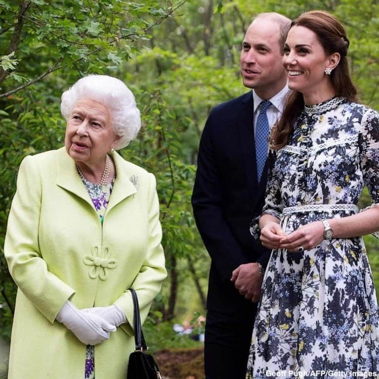 ABC Newsさんのインスタグラム写真 - (ABC NewsInstagram)「Kate, the Duchess of Cambridge welcomes Queen Elizabeth II to her “Back to Nature” garden at the Chelsea Flower Show in London, giving her a personal tour of the garden she helped design. #duchesskate #chelseaflowershow #london」5月21日 22時48分 - abcnews