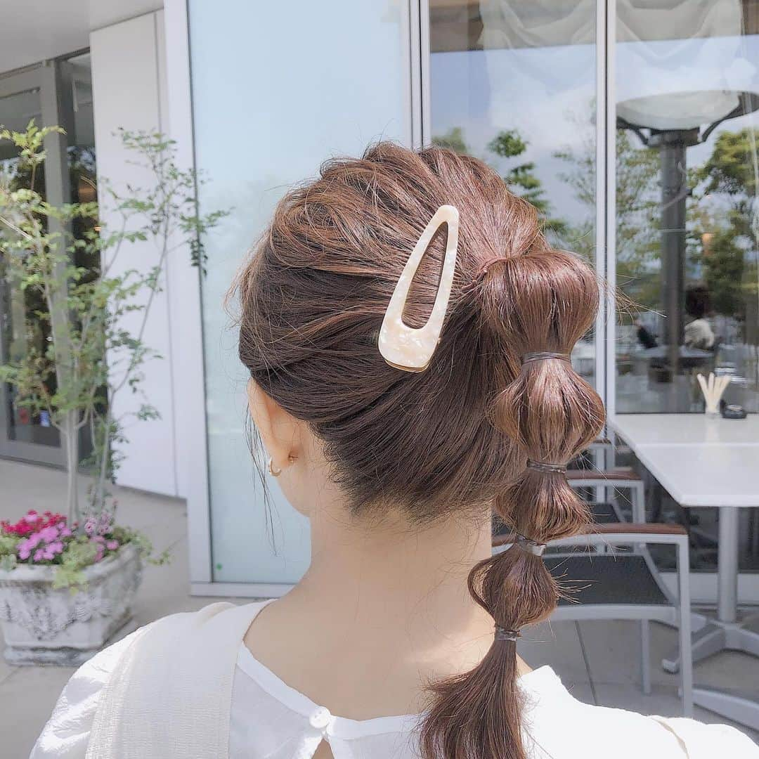 いのうえです。さんのインスタグラム写真 - (いのうえです。Instagram)「ㅤㅤㅤㅤㅤㅤㅤㅤㅤㅤㅤㅤㅤ めずらしくヘアアレンジした日🌷 ㅤㅤㅤㅤㅤㅤㅤㅤㅤㅤㅤㅤㅤ 私凝ったアレンジとか出来なくて 普段はただのポニーテールとか お団子にしたりとか... ㅤㅤㅤㅤㅤㅤㅤㅤㅤㅤㅤㅤㅤ この日はなんとなくいつもとすこし 変えたくて☺️やってみたした ストーリーに乗せたら詳しくみたいです ってdmを送ってくださった方々がいて✉️ めずらしくしたことを褒められて いのうえ嬉しかったです🤭 ㅤㅤㅤㅤㅤㅤㅤㅤㅤㅤㅤㅤㅤ 私みたいにアレンジ苦手な人でも 細いゴムさえあれば誰でも簡単に できるからぜひ試してみてください ㅤㅤㅤㅤㅤㅤㅤㅤㅤㅤㅤㅤㅤ 〜やり方〜 手ぐしでざっくり後頭部の真ん中でポニーテール 毛束を上から少しずつ分けて細いゴムで 結びます(この時下に行くにつれて間隔を 狭くして行ったら可愛い気がしました☝︎) 全部の結び目を少しづつほぐしてふっくらさせます 毛先をコテで跳ねさせて、完成です👏🏻 伝わったかな？？🤔 ㅤㅤㅤㅤㅤㅤㅤㅤㅤㅤㅤㅤㅤ あと、このビスチェは#kastane のものです！白もあったけど 私は生成りにしました♡お気に入りっ ㅤㅤㅤㅤㅤㅤㅤㅤㅤㅤㅤㅤㅤ #mao_ootd#fashion#ootd#coordinate #コーデ#ファッション#ヘアアレンジ #セルフアレンジ#簡単ヘアアレンジ」5月21日 22時49分 - i_mao__