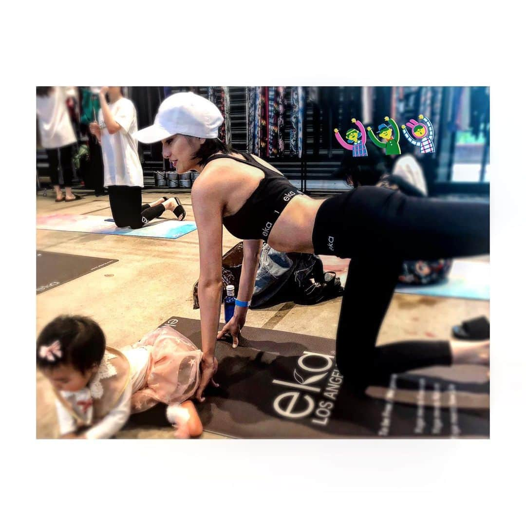 寺本愛美さんのインスタグラム写真 - (寺本愛美Instagram)「チビ美とヨガ🧘‍♀️ #てらみごと * * #ekalosangeles のイベントにチビ美といってきました。 チビ美もいい子に見守ってくれました。 久しぶりのヨガは身体も固いし 体幹もボロボロでキツかった... お家でできるヨガも教えてもらったので 継続します🙇🏻‍♀️ #ekalosangelesjapan#yoga#ヨガ #ママ美#チビ美 #女の子ママ#プレママ * * #テラ余談 久しぶりのお友達いっぱいいて楽しかった😋❤️」5月21日 22時52分 - terami0128