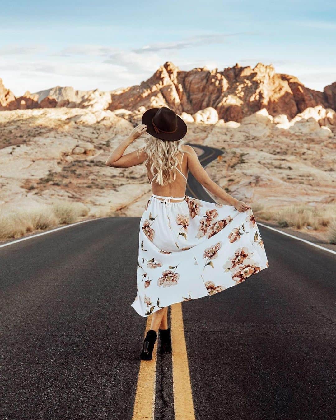 CANON USAさんのインスタグラム写真 - (CANON USAInstagram)「"Decided to take a spur of the moment trip to Valley of Fire State Park. Told my fiancé to grab a white dress and we tried to get there before sunset. Snapped a few shots then went back home. This was definitely my favorite shot!" #MyCanonStory  Photo Credit: @Albunganich_photo Camera: #Canon EOS 6D Mark II Lens: EF 24-105mm f/3.5-5.6 IS STM Aperture: f/5.6 ISO: 100 Shutter Speed: 1/100 sec Focal Length: 70mm」5月21日 22時53分 - canonusa