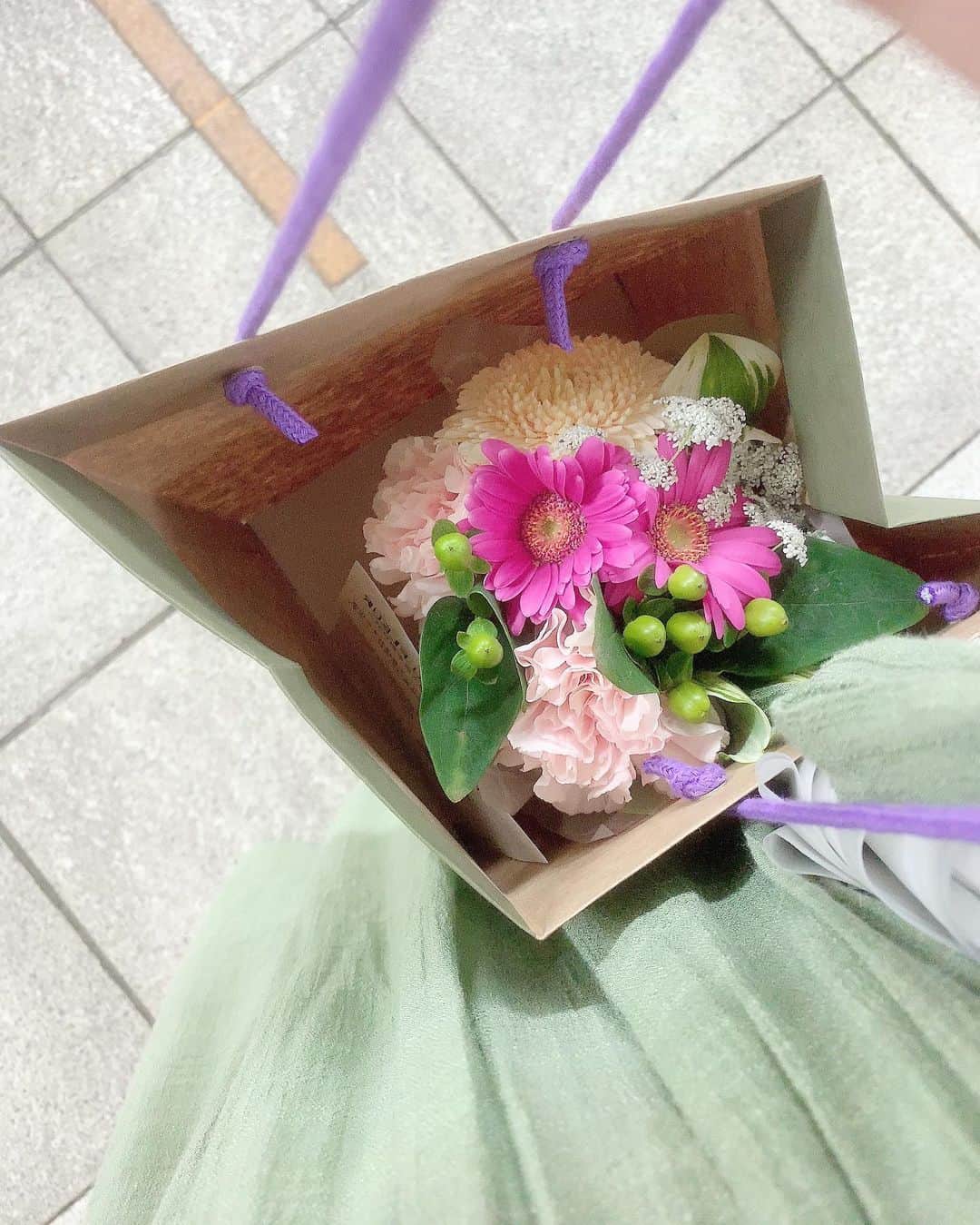 佐々木千紘さんのインスタグラム写真 - (佐々木千紘Instagram)「お花は、自分がプレゼントしても、いただいても嬉しい💐🌿 最近はお花をプレゼントする事が増えてきました🥰💓💕 .  明日もサロンはお休みいただいております🙇‍♀️💓 #dayoff#flower」5月21日 23時03分 - chipisasaki