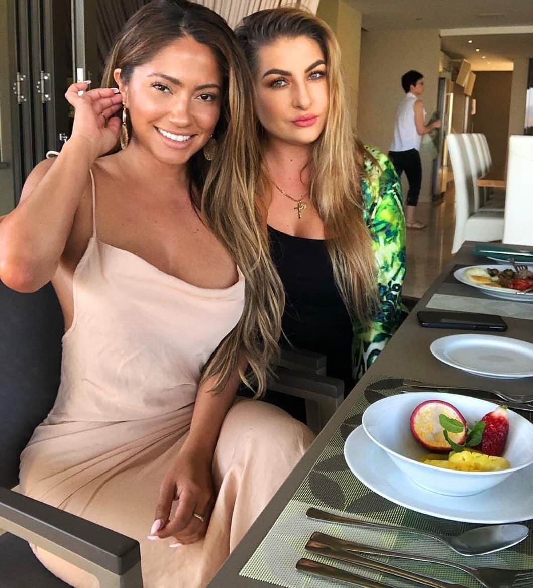ジェシカ・バーチアーガのインスタグラム：「Breakfast w this sweet girl @beauty101_irene 🥝🍉🍍🍓 Also loving my tan I got here in South Africa 🇿🇦🤗」
