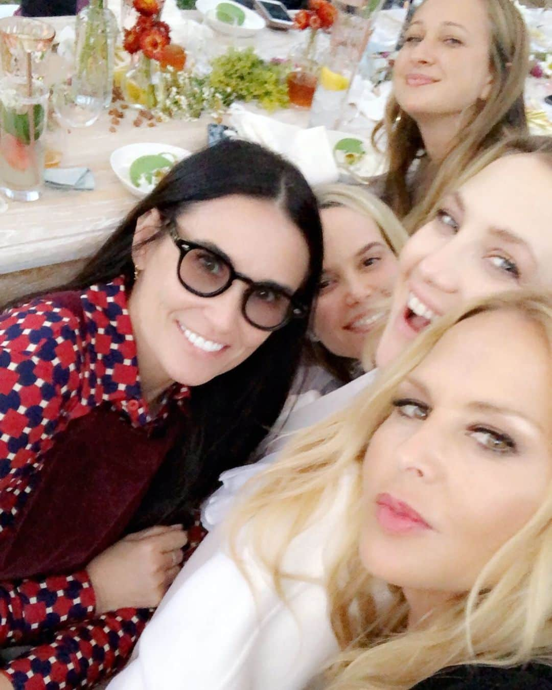 レイチェル・ゾーさんのインスタグラム写真 - (レイチェル・ゾーInstagram)「Smushed into a #selfie with my #girls celebrating our 🥰 @katehudson for the launch of @happyxnatureofficial 🙌👏 #girlfriendsarethebestfriends 💞 xoRZ」5月21日 22時56分 - rachelzoe