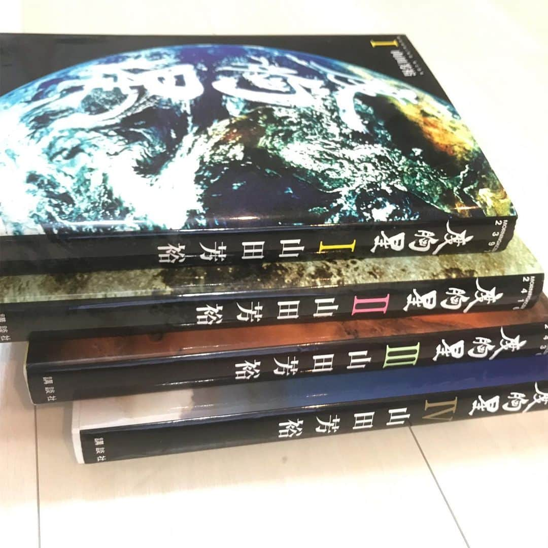 東野幸治さんのインスタグラム写真 - (東野幸治Instagram)「改めて「度胸星」読了。 何も解決せず、テセラックの正体も超ひも理論の説明もチンプンカンプンで 主人公が火星に向かって終了する。 でも、メチャクチャ面白い漫画です。」5月21日 22時57分 - higashinodesu