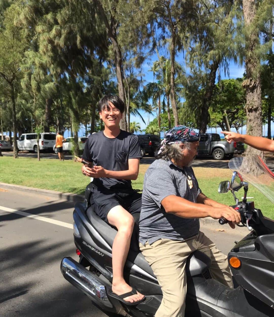 福内櫻子さんのインスタグラム写真 - (福内櫻子Instagram)「Honolulu Ekiden ✨に @roxyjapan teamで参加してきました。 . 速さや結果よりも大切なことをメンバーに教えてもらった気がします。🙏 一人一人任された区間を終えた時の笑顔は本当に素敵でした。 襷をつなぐことで今までにないパワーがありました。 一人じゃ走れないことも皆んながいるから頑張れる❣️☺️ それが駅伝の楽しいところです💛💛 そしてなにより、 走る前は走ることを苦手としていたメンバーや 今回応援してくれたスタッフさんに 「走るのっていいね。」 「駅伝っていいね。走ってみようかな」と言われたときは泣きそうなくらい嬉しかったです。☺️ . . そうやって走ることが罰ゲームだった時代の記憶を消せていけるといいな。 . . 本当にお疲れ様でしたぁ🌹💞🙏 . . . #hawaii #honolulu #waikiki #hawaiitrip #trip #roxy #roxyjapan #run #running #swim #swimwear #rungirl #ハワイ #ホノルル #ワイキキ #ロキシー #ランニング #ランニング女子 #honoluluekiden #roxyfitness  #runner #ekiden #run #runstagram #フィッネス #フィットネス女子 #トレーニング #走るひと #ランナー #マラソン #ホノルルマラソン」5月21日 22時57分 - sakurako_fukuuchi