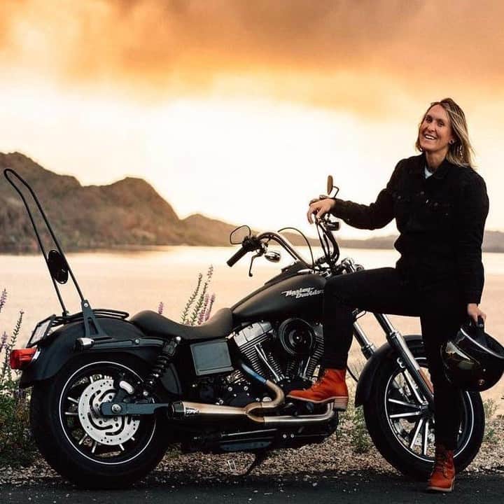Harley-Davidsonさんのインスタグラム写真 - (Harley-DavidsonInstagram)「“That kind of perfect evening ride when you chase the last light, watch the sunset turn mountains blood red, feel the rain beat against your body and smell the desert come alive.” 📷 @ashkaleigh  #HarleyDavidson #FindYourFreedom」5月21日 23時00分 - harleydavidson