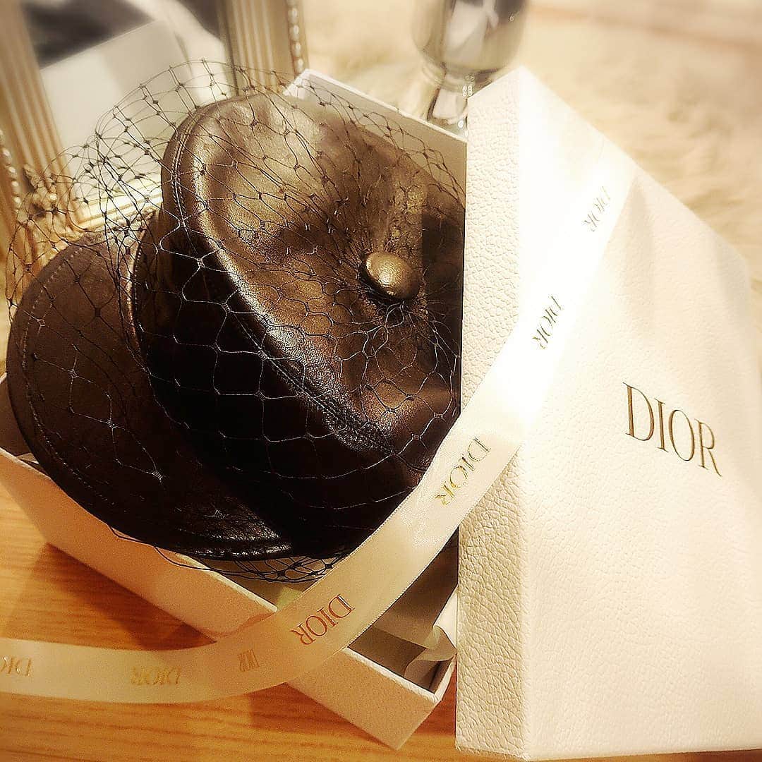 CHIKAさんのインスタグラム写真 - (CHIKAInstagram)「. フォルムの圧倒的な美しさ❤💕 . 持っている帽子の9割が黒です★ . #Dior #キャスケット #ベール付き #ブラック #黒 #BLACK #帽子 #帽子好き #fashion #shopping #GINZASIX ♡」5月21日 23時00分 - chika72714