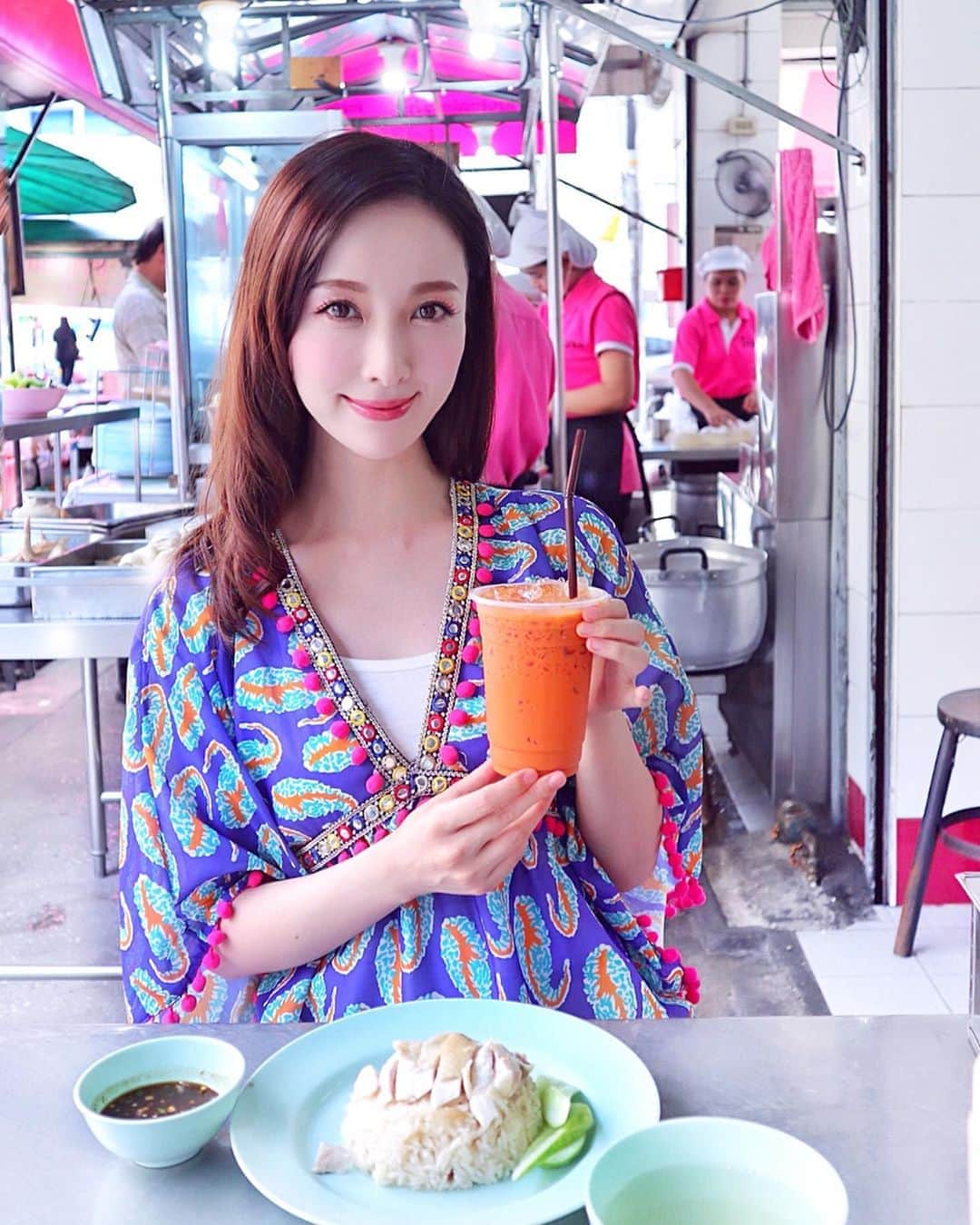 のインスタグラム：「バンコクの思い出🇹🇭💕﻿ ﻿ 到着初日、朝早くから #ピンクのカオマンガイ で﻿ ご飯を食べました❤️﻿ ﻿ これなんとレギュラーサイズ40bahtで  日本円にしてだいたい140円くらい❣️ ふっくら柔らかな鶏肉とスパイシーなタレ、 ジャスミンライスとの相性が💮 そして、このタイの冷たくて甘いお茶（名前忘れちゃった🤯）がとっっても美味しくて。。☕︎﻿ ﻿ どちらもやみつきになるお味でした❣️✨﻿ ﻿ タイはご飯が全部美味しかったなぁ❤️﻿ そして、タイ人の皆さんとっても親切で優しい人ばかりでした🥰﻿ ﻿ 今回行けなかったけど行きたかったお店もあるので、 また絶対〜行きたいです😊﻿ 次はいつ行こうかな？ もうさっそく航空券調べてます🤣 ﻿ #タイ旅行 #Thai #thailand #bangkok #旅行 #海外旅行 #タイ料理 #thaifood #pink #trip #travel #旅行記 #思い出 #travelphotography #asia #エスニック #エスニック料理 #鶏肉料理 #kaomunkai #kaomungai #goang #kaomunkaipratunam #タイの紅茶 #おいしい #甘い紅茶 #チャイ みたいなとにかく美味しい❤️ #ขอบคุณครับ」