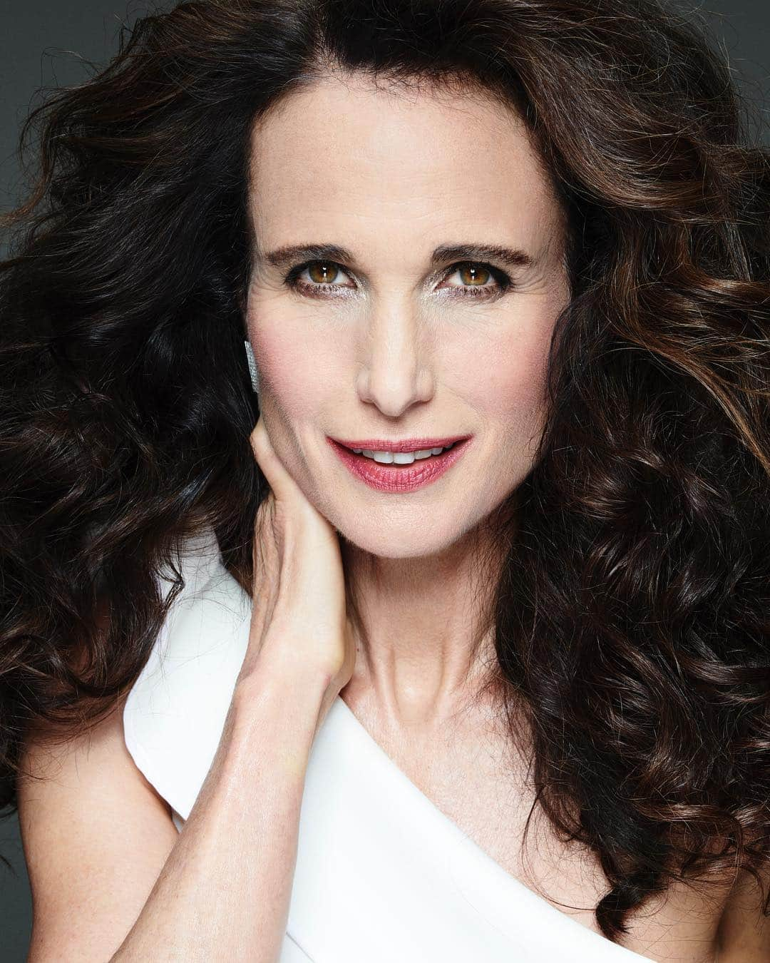 ValGarlandさんのインスタグラム写真 - (ValGarlandInstagram)「🔥 The gorgeous  @andiemacdowell 💥 Beautiful makeup by @elizabethhsieh  for #TeamVALidated using @lorealmakeup 💥@stephanelancien @flavienprioreau 💥 #lorealparis #lorealcannes2019  #cannes2019 #lorealcannes #iconic #icon  #love #moviestar #redcarpet #andiemacdowell #redcarpetlook 💥」5月21日 23時02分 - thevalgarland