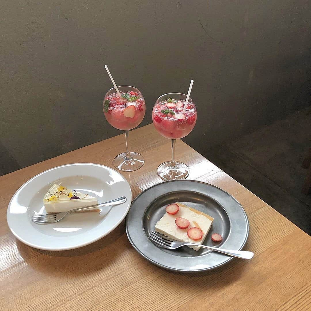 isutaさんのインスタグラム写真 - (isutaInstagram)「. 福岡・赤坂にあるおしゃれなカフェ「Papparayray」をご紹介♡ . 古民家をリノベーションした店内は、雰囲気がよく、ついつい長居したくなる空間なんです♩ . ランチメニューからスイーツまで、見た目が可愛いメニューが勢ぞろいしているので、どれにするか迷ってしまうはず…❤︎ . お花がのったレアチーズケーキやカラフルなフルーツポンチはインスタでも人気のようです！ . ぜひおしゃれなお友達とのカフェタイムに行ってみてくださいね！  _____ Papparayray open：土～水 11:30～18:00 close ：木曜日、金曜日 access：福岡県福岡市中央区赤坂2-2-22 _____ photo by @eko.718 @narochan_official . #isuta #isutapic #isutacafe #イスタ #papparayray #パッパライライ #福岡カフェ」5月21日 23時03分 - isuta_jp