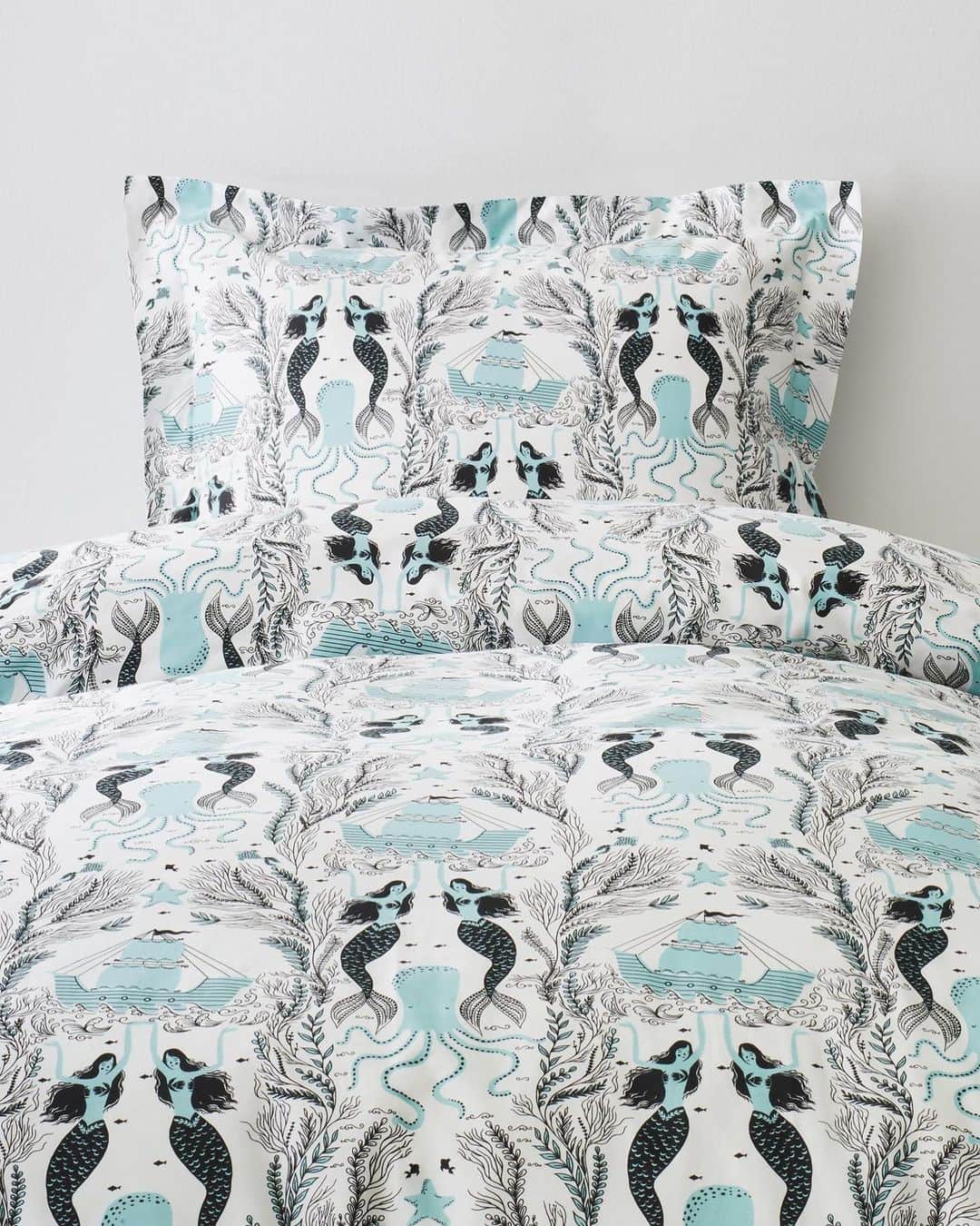 Dinara Mirtalipovaのインスタグラム：「🧜🏽‍♀️ “Mermaids” are now available in two awesome colorways as a twin size bedding! Visit @hyggeandwest for more!  #mermaids #hyggeandwest #mirdinaraxhyggeandwest #mirdinara #dinaramirtalipova #mirdinaramermaids」