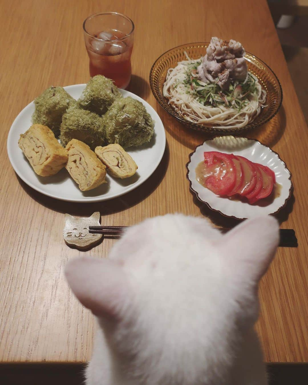 八、おこめさんのインスタグラム写真 - (八、おこめInstagram)「お先によばれました〜🥢 ・冷しゃぶ香味野菜の素麺 ・トマト ・玉子焼き ・とろろ昆布おにぎり(ご飯には刻んだ塩昆布を少し混ぜてる♩1番好きな組み合わせ❤︎) 2枚目→おこちゃん、お箸咥えてるみたいw 3枚目→前から見たらこんな感じwかわいいっ♡ ハッチャンは、寝っ転がってちぐらベットからこれ見てた。 #八おこめ #ねこ部 #cat #ねこ #猫 #ネコ #八おこめ食べ物 #和食」5月21日 23時03分 - naomiuno