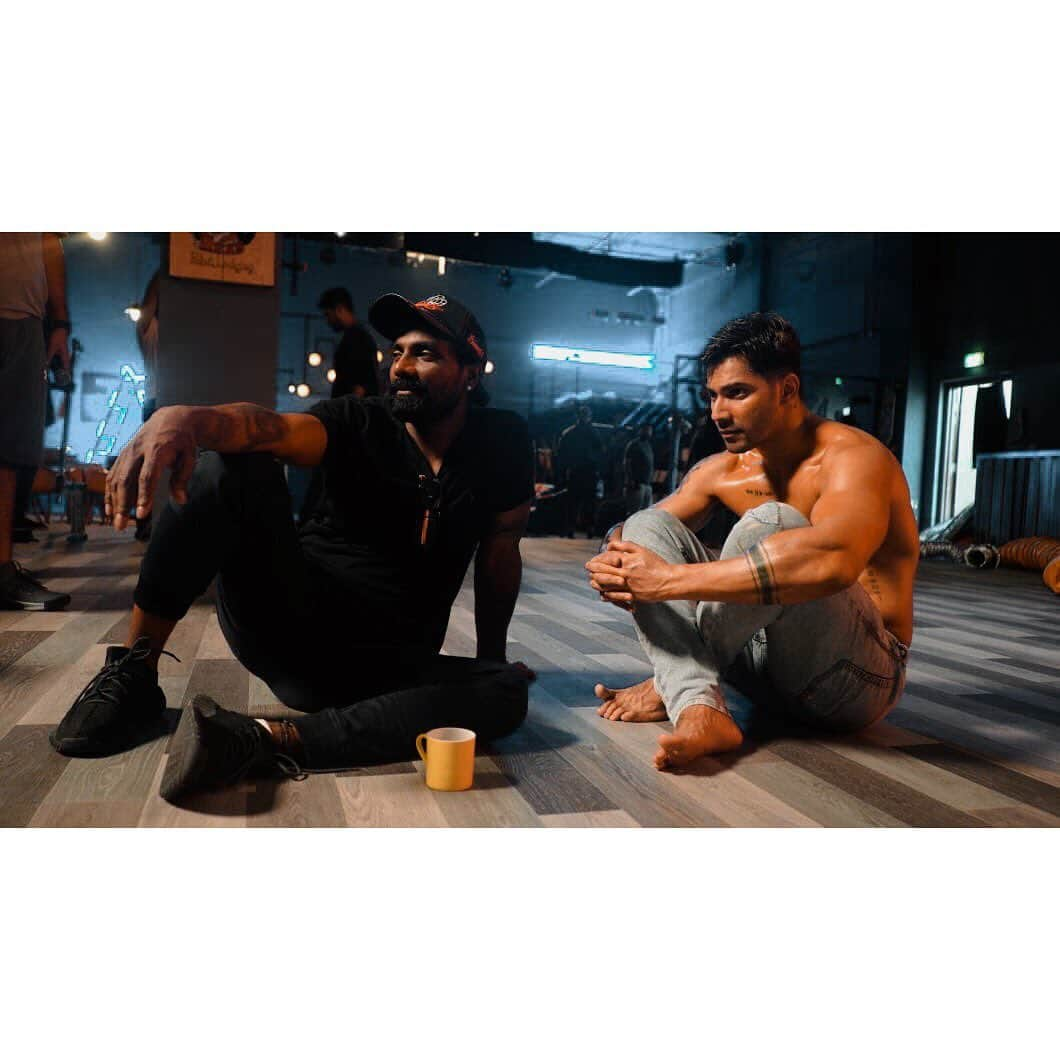 Varun Dhawanさんのインスタグラム写真 - (Varun DhawanInstagram)「Years of emotion is expressed in a single take. Give and take is the most fun part of the relationship between a director and actor #streetdancer3 #setlife #mylife  #myhome」5月21日 23時12分 - varundvn