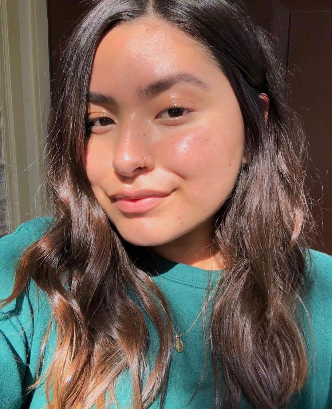 BECCAさんのインスタグラム写真 - (BECCAInstagram)「@jocelyn_i_am is showing off her glass-like glow using #BECCASkinLove Glow Glaze Stick✨ Tap to shop! #Repost」5月21日 23時06分 - beccacosmetics