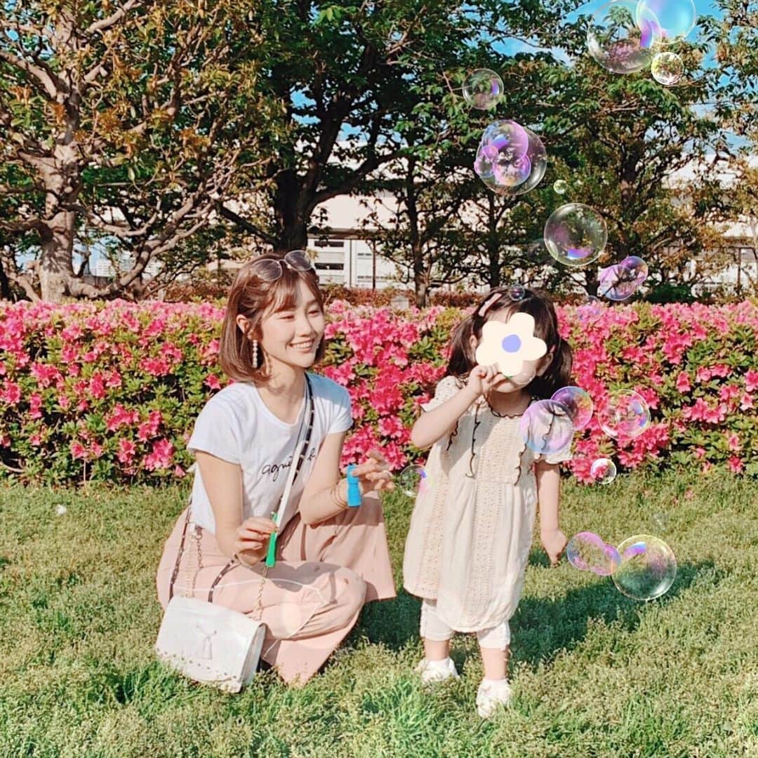 のインスタグラム：「いつかの公園でシャボン玉💓 またとある一日撮影したいなぁ💭 最近バタバタで全然撮影出来てない😱 * #YouTube#ほしのこch#親子#休日#Vlog#instagood#instafashion#code#コーデ#fashion#アウトフィット#ファッション#outfit#ootd#コーディネート#cd#style」