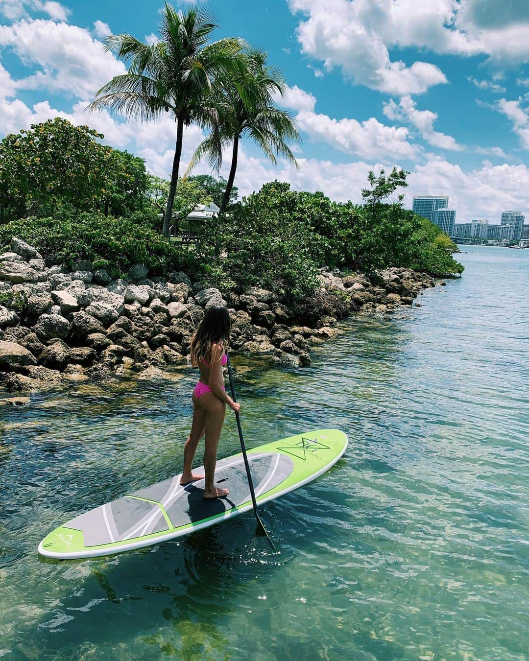 アナスタシア・アシュリーさんのインスタグラム写真 - (アナスタシア・アシュリーInstagram)「Love being able to start my day with paddle-boarding in Miami’s beautiful waters. Stoked to show you some of my favorite spots! #FoundInMiami #sponsored」5月21日 23時07分 - anastasiaashley