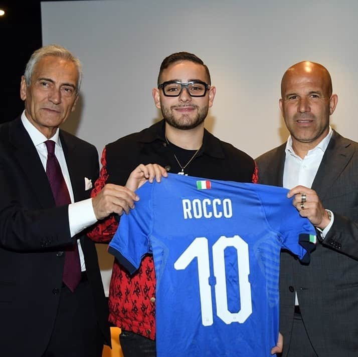 サッカーイタリア代表さんのインスタグラム写真 - (サッカーイタリア代表Instagram)「Euro #Under21 🇪🇺 Scritta e cantata da #RoccoHunt 🎤, «Benvenuti in #Italy» 🇮🇹 è la national song 🎶 dell’#Europeo. @poetaurbano  L'articolo 👉🏻 www.figc.it  Il brano, presentato a #Milano, descrive il rapporto del nostro Paese con il calcio, “uno sport che non è solo quello visto in tv, ma è anche quello fatto per strada”  #U21Euro #VivoAzzurro #WeAreYourope」5月21日 23時08分 - azzurri