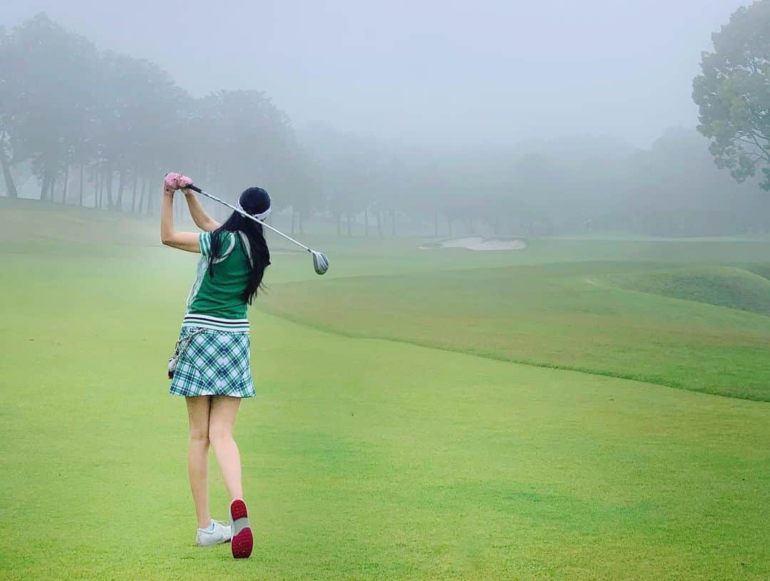 アンミカさんのインスタグラム写真 - (アンミカInstagram)「大雨の後の☔️、霧の中のロマンティックゴルフ🏌️‍♂️のメンバーは石田純一さん☺️ ずっと、石田さんとゴルフしたがっていた旦那様💞夢が叶いました〜✨ちなみに石田さんは流石に靴下は履いてました🧦笑 。 #石田純一さん65歳に見えない本当に若い！ #そしてゴルフが上手くて紳士🏌️‍♂️ #テディは表彰は辞退してますがハーフのグロスが37で一位と同じスコア🥇 #どなたが一位になったのかは6月30日のテレビ東京叙々苑カップをご覧くださいませ☺️ #豪華な大好きな芸能人の方々ばかりで身が引き締まる思い❤️ #叙々苑のランチの焼肉が美味しすぎて幸せすぎるのですぐ食べに行こう🥓 #明日は19時からTBS東大王とMBCテゲテゲに出演いたします！ @theodoremillertokyo」5月21日 23時11分 - ahnmikaofficial