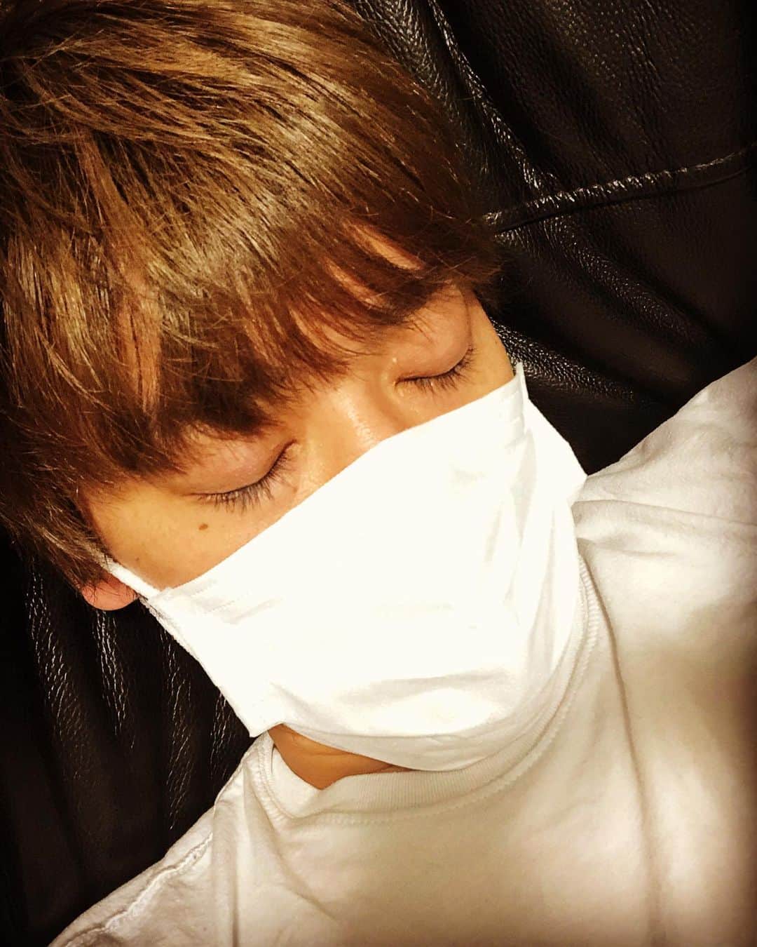 礼保さんのインスタグラム写真 - (礼保Instagram)「‪お目目が 泣‬ ‪免疫力高める為にヨーグルト食べよ。‬ ‪大阪までには眼帯外したい。。‬ ‪外してみんなに会いたい。  でも開けるとあかんねん。  痛いねん。‬ ‪今日はもう寝る おやすみなさい💤‬」5月21日 23時15分 - leo_akanishi_official
