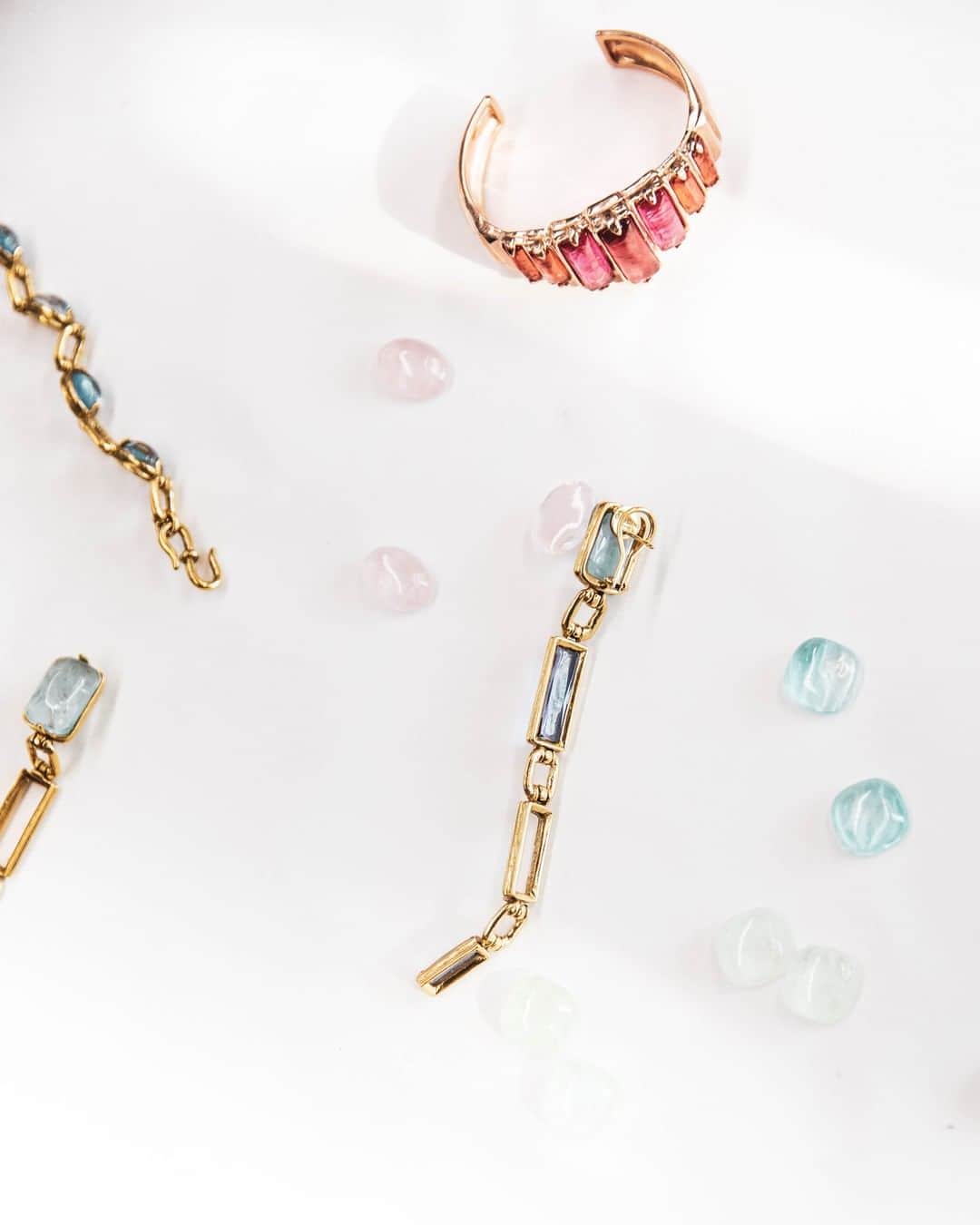グーセンス パリさんのインスタグラム写真 - (グーセンス パリInstagram)「MIAMI jewels in the making in our workshop. . . #📸 by @mathieu.bonnin . . #Goossens #bracelet #earrings #necklace #brass #gold #stones #Miami」5月21日 23時16分 - goossens_paris