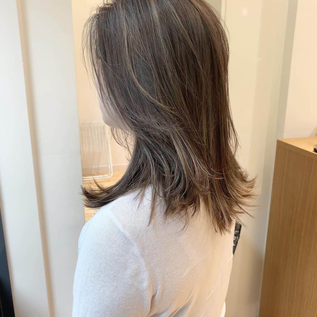 鮫島邦明のインスタグラム：「ハイライトグラデーション ミディアムばっさり  #ハイライト #アッシュカラー #梅田美容室 #梅田美容院 #ヘア#梅田ヘアスタイル #髪型 #ヘアセット #ヘアメイク #キラ水 #グラデーション #ホリスティックカラー #ヘアアレンジ #アレンジ #パーティー #ポニーテール #クルリンパ#gu #snidel #梅田美容師 #モデル #サロンモデル #サロモ #ヘアカタ #ショートヘア#ショート #aujua --------------------------------------. 梅田と東京出店を計画中 スタッフ募集中メッセージくださいね★ AVANCE.CROSStuin梅田茶屋町 TEL06-6377-7211 AVANCE.CROSSmel c西梅田 TEL06-6348-2050 gif.hair TEL06-6377-7277 AVANCE.京橋 TEL06-6356-1555」