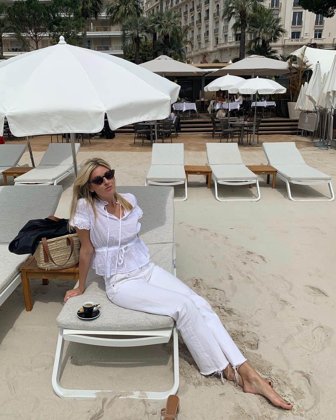 Camille Charriereさんのインスタグラム写真 - (Camille CharriereInstagram)「Scared a seagull might be rude enough to spoil this all-white lewk, right? Erm, wrong! Cannes baewatch got falcons on the watch keepin them bad birds away. #yeswecannes」5月21日 23時16分 - camillecharriere