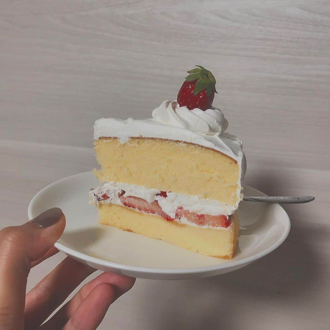 窪田彩乃のインスタグラム：「この前弟の誕生日のケーキ作ったの👅 側面今回は塗らないパターン😳  みんな喜んでたからよかった💭 #手作りケーキ」