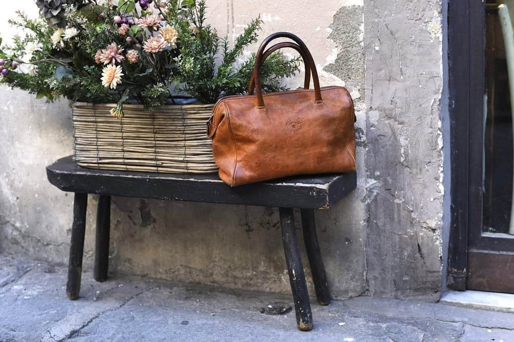 のインスタグラム：「Il Bisonte Vintage Marketplace is for those who value sustainability to meet, share and exchange their preloved accessories. LINK in BIO ☆ #ILBISONTE #WORNWITHLOVE」