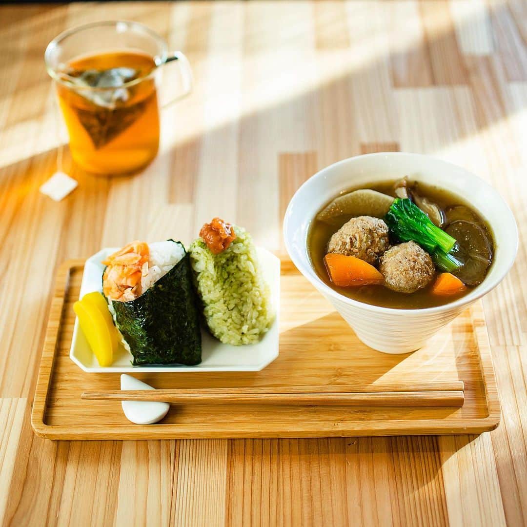 のインスタグラム：「〈東京和茶房〉の「おにぎり2個と豚汁に選べるお茶のセット」🍙﻿ ﻿ おにぎりの具は日替わり。ほうじ茶入り味噌を使った豚汁は大きめ豚団子入り！茶葉はすべて国産で自家焙煎のほうじ茶や煎茶、和紅茶などがそろっています🌿﻿ ﻿ 【Hanako_1170号お茶特集より】﻿ #Hanako #Hanako_magazine #Hanako30th #東京和茶房 #おにぎり  #おにぎりランチ #お茶好き #日本茶カフェ #ほうじ茶 #抹茶 #フルーツティー #cafestagram #japanesegreentea #greentea #japanesetea #instacafe #タピオカ #タピ活 #おやつ #おやつ部 #カフェ好き #東京カフェ #カフェ #カフェ巡り #カフェスタグラム #カフェ活 #カフェ部#カフェ好きな人と繋がりたい #cafe #Photoby_YoichiNagano」