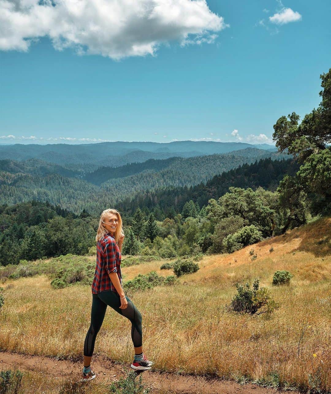 Zanna Van Dijkさんのインスタグラム写真 - (Zanna Van DijkInstagram)「📍Sonoma County, California 🇺🇸 Check out the views from this incredible hike we did yesterday 😻 Did you know that California is the third largest state in the USA? It is almost twice as large as the UK! 🇬🇧 Which means there is SO much to explore here! I used to associated California with its beaches and cities, but the more time I’m spending here the more I am realising it’s actually 90% large open wild spaces packed full of natural beauty. It is so diverse. In a single road trip you can experience all four seasons in a day and see sandy deserts, snow capped mountains, bustling beaches and endless forests 🌳🌊🏔 In short - as an outdoorsy gal I’m a little bit in love with this place and I can’t wait to keep exploring! 💁🏼‍♀️💜 @visitcalifornia @sonomacounty @marcbaechtold  #visitcalifornia #sonomacounty #lifeopensup #exploremore #naturenerd #wanderlust #caligirl #calilife #mountaingirl #thegreatoutdoors #alltrails #hikingadventures」5月21日 23時17分 - zannavandijk