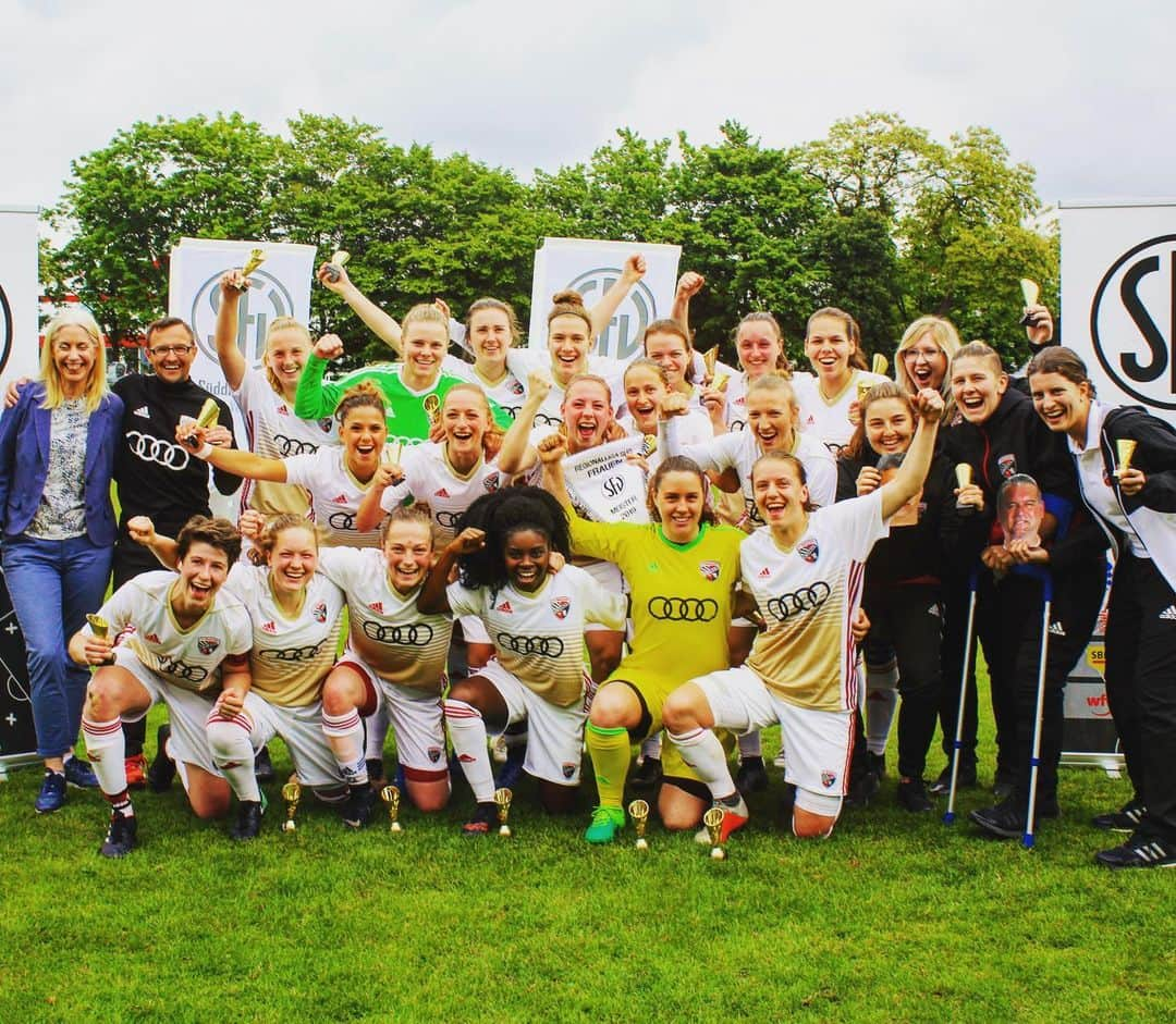 FCインゴルシュタット04さんのインスタグラム写真 - (FCインゴルシュタット04Instagram)「MEISTERFEIER ➡️ AUFSTIEGSRELEGATION 🎉🏆🙌 Auch für die #Schanzer Frauen geht’s in die Verlängerung 😉⚫️🔴 Das entscheidende Rückspiel gegen Bocholt findet am 2. Juni im ESV-Stadion statt 🤩🏟⚽️ Anpfiff: 14 Uhr 🕑☝️ VORMERKEN‼️ . . #Schanzerinnen #Regionalligameister #Meister #frauenfussball #relegation #Pokal #winner #celebrate #zopfball #girlpower #team #soccergirl #soccergirls #endspiel #Ingolstadt #fussball #football #soccer #FCI」5月21日 23時19分 - dieschanzer