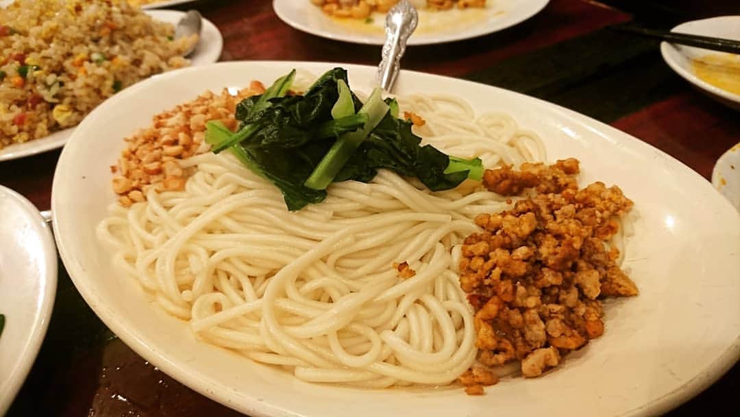 のインスタグラム：「『汁なし担々麺』池袋にある「楊(ヤン)」と言うお店(^-^)♪混ぜて仕上げる形！麺が喫茶店のナポリタンのようなもちもち麺♪味はピリ辛なのです♪  #担々麺 #汁なし担々麺 #汁なし坦々麺 #池袋 #楊 #楊2号店 #太麺 #レギュラー松本 #あるある探検隊 #孤独のグルメ#中華料理 #ラーメン」