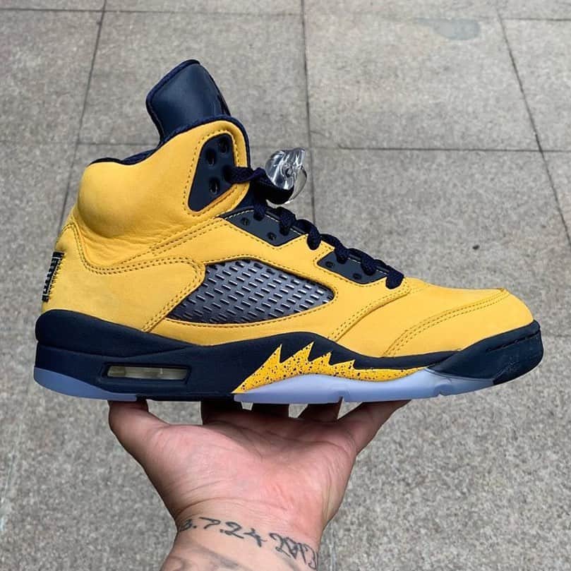 Sneaker Newsさんのインスタグラム写真 - (Sneaker NewsInstagram)「How clean is the Michigan-themed Air Jordan 5 “Inspire”? These are set to drop this Fall in early-mid August. For a closer look, tap the link in our bio.」5月21日 23時33分 - sneakernews