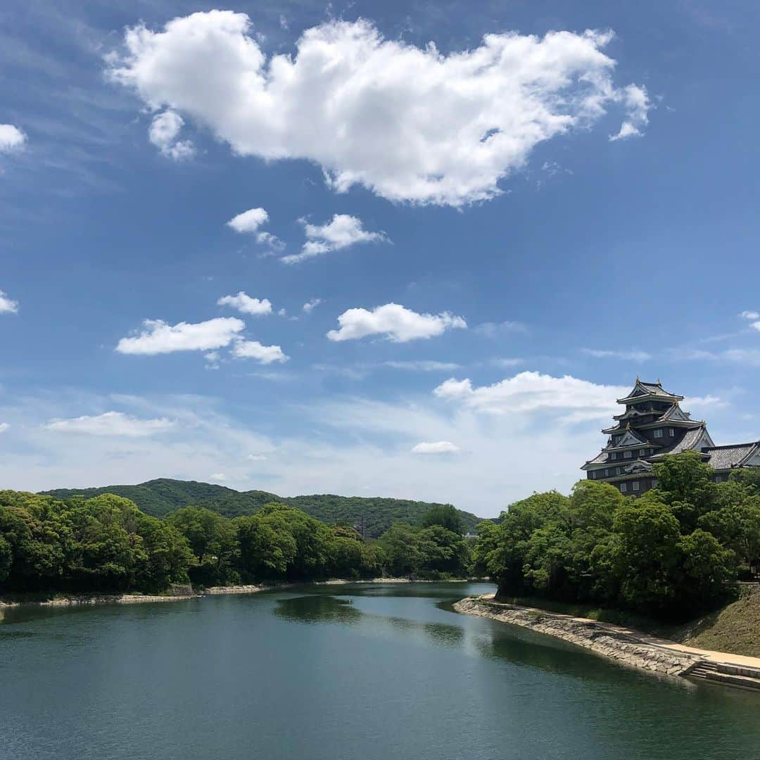 Hiroe Hiranoさんのインスタグラム写真 - (Hiroe HiranoInstagram)「早朝から#お墓参り にいきまして。 日本三大庭園である後楽園を散策。 夜の雨のおかげで、緑がキラキラ最高のお天気🌞 嵐予報でしたが、晴れ女ぶりを発揮😎 というか、さすが #晴れの国岡山 。 ホントーに気持ちよすぎました。 爽やかだったなーーぁ🌳🌳🌱🌱 . 久しぶりな岡山城も。（余談） うちの家系は、この岡山城の御殿医の御先祖様でしたので、 とてもご縁があるそうです。 . #福沢諭吉 などを育てた教育者で蘭学者の #緒方洪庵 の お弟子さんだそうで。家紋も薬草のマークがあります🌿 . そんなゆかりのある場所に、相方を連れて来れて嬉しかった。 . どんな場所でも誰と時を過ごして、 どこでも楽しめる心意気は大事⭐️ . . 大切な家族や友達。 大切な人たちが健康で、 幸せに過ごしているってことが平和の象徴。 それが最高じゃん❗️ . 今は今しかなくて。 しっかり幸せをかみしめながら、感謝しよう🌏 今日もありがとう❤️ . #後楽園 #日本三大庭園 #日本 #🇯🇵 #平野宏枝  #goodpeoplegoodtime #special #happy #wellbeing #ウェルビーイング  #新緑  #日本庭園 #japanesegarden #城 #castle」5月21日 23時34分 - hiroe_hirano