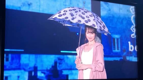 宮内理沙さんのインスタグラム写真 - (宮内理沙Instagram)「❤︎ @girlsaward_official  @because_info . . この前載せた写真に肝心な傘が載っていなかったので‥📸☂️💫 . 傘を持ってステージを歩くのが初めてだったけど傘も衣装も本当に可愛かった🥺💓 動画の所々が真っ白に光ってしまっていたのでお写真で失礼します☺︎🎀 . #girlsaward  #because」5月21日 23時34分 - risa_miyauchi