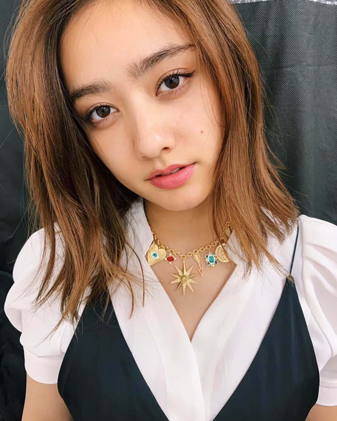 谷まりあさんのインスタグラム写真 - (谷まりあInstagram)「Today’s me🧡 明るい色着てハッピーな一日でした😆🧡 チョーカーもとっても可愛くて思わず笑顔がこぼれちゃった🙈thanks @swarovski 🧡👑 そしてバッグは大好きな色🥺thanks @michaelkors 💜 ごめんねフィッテングしたお部屋で撮りました笑最後はコートが似合っていた大好き赤石ちゃん❤️今日もありがとん💛 #marimarifashion #irene #swarovski #michaelkors」5月21日 23時38分 - mariaaaa728