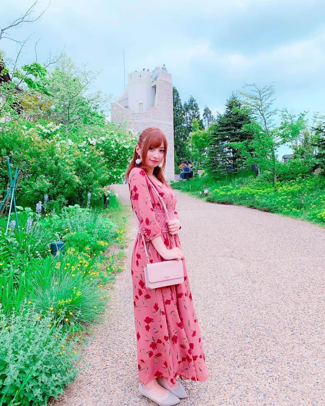 成瀬心美さんのインスタグラム写真 - (成瀬心美Instagram)「🐰 . . さて！ オフ会2日目のお洋服☺️です！ . . one-piece ↪︎ @supremelala_official  bag ↪︎ @furla  shoes ↪︎ @rakuchin_kirei_official . ピアスはごめん ブランドさんが分からない😂 . . 渋谷ヒカリエの 2Fの雑貨屋さんで買ったよ！ . . このワンピースは 今年買ったものじゃないから もしかしたら もう売ってないかもしれないけど😂 . . でもとってもお気に入りなの！ . . またピンクにしてしまいました☺️笑 . . このFURLAのバッグは お財布と一体型になっていて 旅行の時とかめっちゃ役立ちます✨ . . 私は荷物を 極力少なくしたい派なので☺️ . . 最近服ばかり載せてるけど 他に知りたいことありますか😶？ . . #fashion #onepiece #bag #pink #code #codenate #followｍe #instagood #instafashion #instapic #instagram」5月21日 23時38分 - coco3ndazo