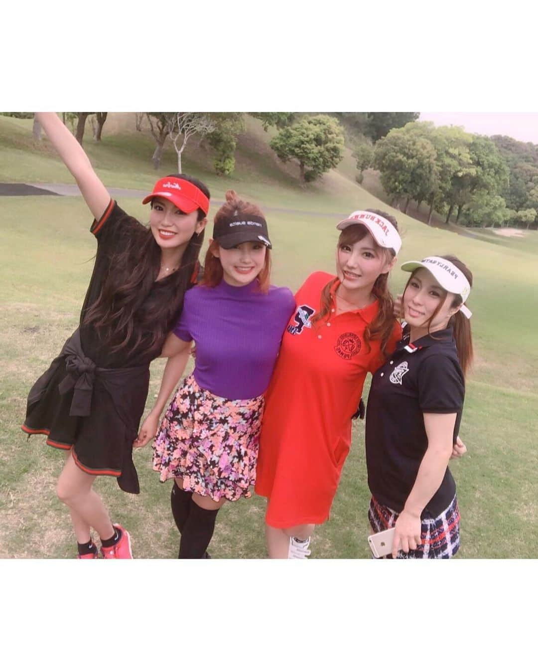 吉田愛璃さんのインスタグラム写真 - (吉田愛璃Instagram)「. . 昨日はgolf round⛳️💛 雨が降ったりやんだり💭  寒いのか暑いのか晴れなのか雨なのかわからない天候でした🤪  でもベストスコア！110でたーー🎊🎊 調子がいいとゴルフって楽しー！フォー！ってなりがちw  このウェア楽天で4000円しないくらいで買ったの🙋‍♀️笑  可愛いならなんでもいい派♡  #golf #ゴルフ女子 #ゴルフコーデ #ゴルフウェア #ゴルフ初心者 #ブランドごちゃごちゃ #なんでもいいのさ可愛けりゃ #襟の縫い目だけは気になるけどもw #まっいっか♡」5月21日 23時47分 - eriyoshida0314