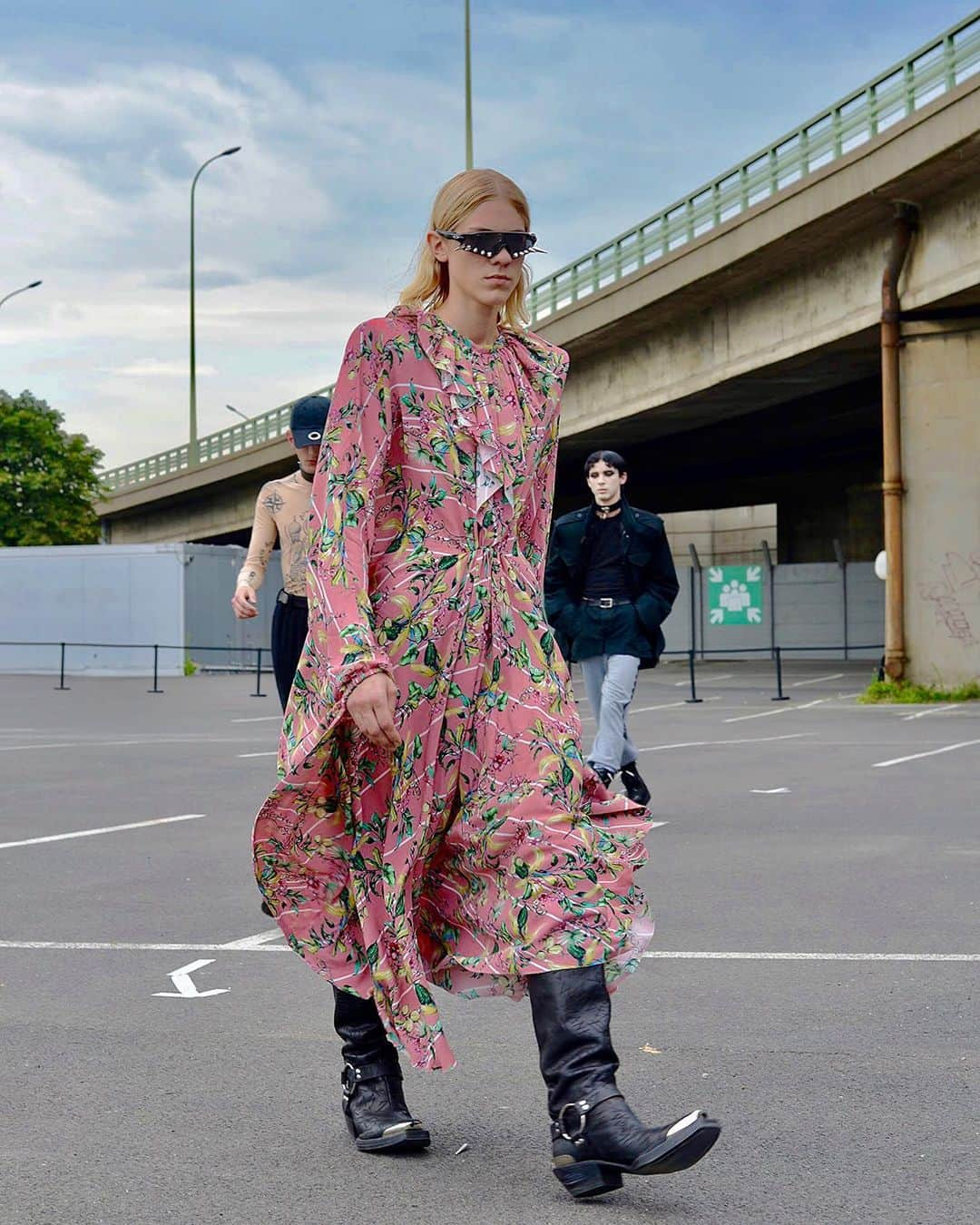 ヴェトモンさんのインスタグラム写真 - (ヴェトモンInstagram)「SUMMER 2019 #VETEMENTSxOAKLEY, WING DRESS & HARNESS COWBOY BOOTS www.matchesfashion.com @matchesfashion」5月21日 23時42分 - vetements_official