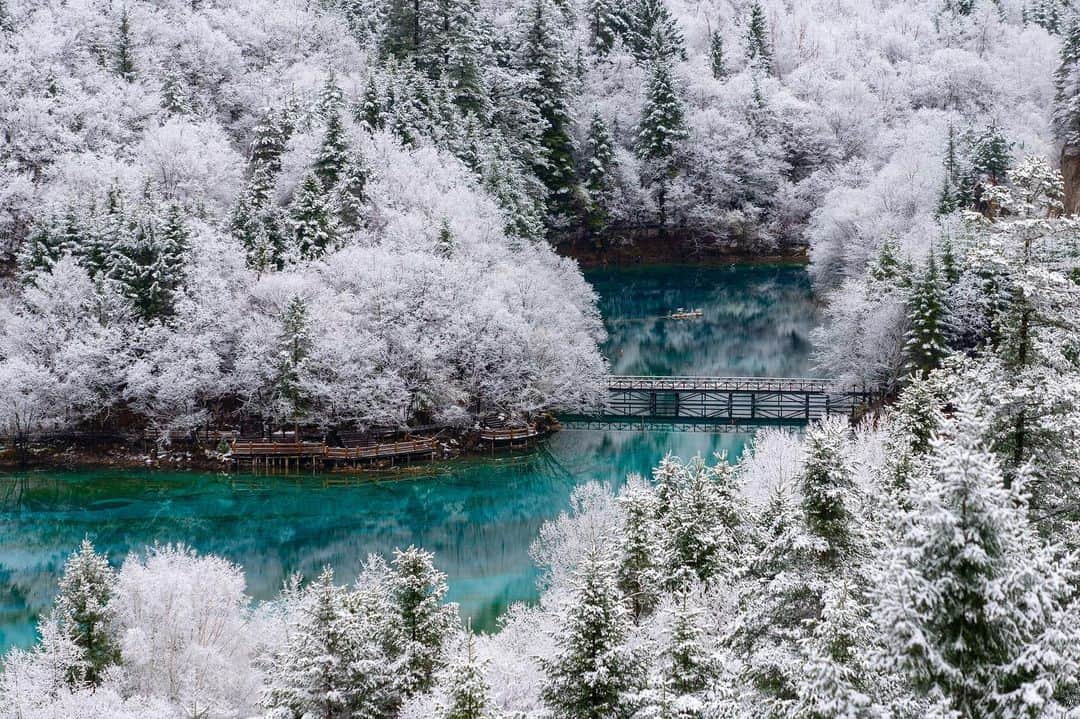 Michael Yamashitaさんのインスタグラム写真 - (Michael YamashitaInstagram)「Sponsored by @sonysingapore | Winter’s last blast with a rare April snow at Five Color Lake in Jiuzhaigou National Park. The intimate detail of this winter wonderland is easily captured with the 42.4 megapixels and 5 axis in-body image stabilization of the Sony A7Rlll. The colors and textures are amazingly reproduced.  EXIF: 1/200sec, f/4.0, ISO100 #SonyAlpha #A7RIII + #SonyGMaster #SEL70200GM @sonysingapore」5月21日 23時56分 - yamashitaphoto