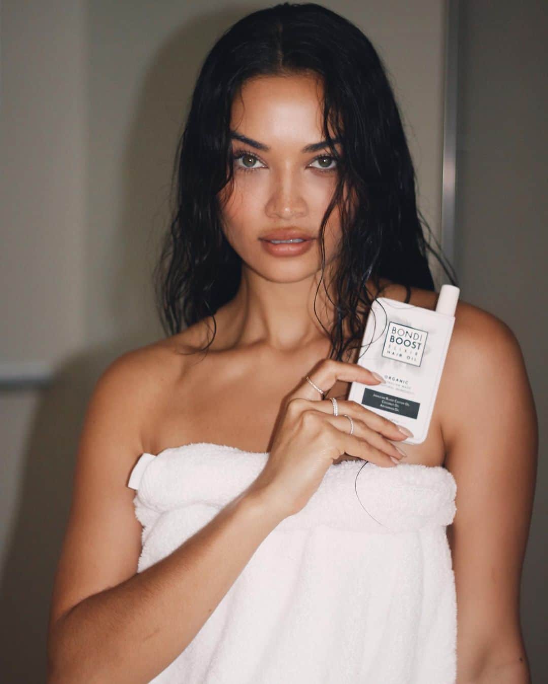 シャニーナ・シャイクのインスタグラム：「I just discovered a new Australian hair care brand @bondiboost that’s having a huge success because of their amazing  product results 🙌🏽 Their products stimulate faster hair growth and I’m already super impressed with the results. Over the next few months I’ll keep you updated with my progress😉  #BondiBoost #BoostyourRoots」