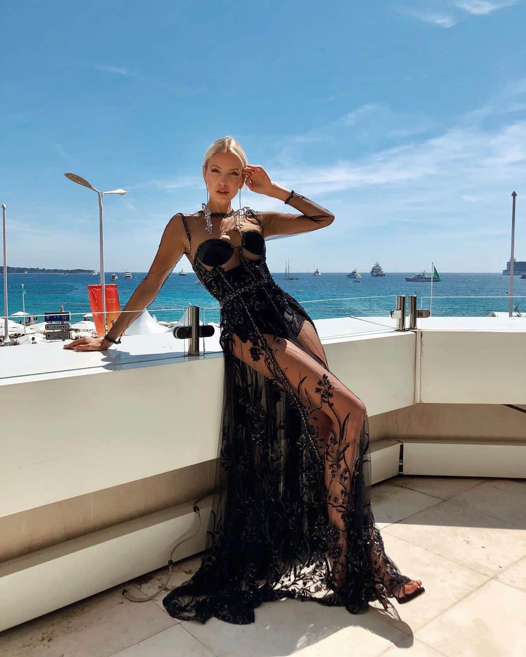 レオニー・ハンネさんのインスタグラム写真 - (レオニー・ハンネInstagram)「One more with this dream dress before leaving Cannes for 48h.🖤 Anzeige/Ad #RalphAndRusso #Givenchy #Cannes #Cannes72」5月21日 23時51分 - leoniehanne