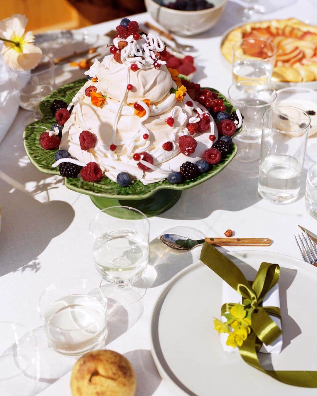 ARKETさんのインスタグラム写真 - (ARKETInstagram)「Setting the table – Discover ARKET’s homeware collection and find inspiration for summer celebrations. Link in bio. - #ARKET」5月21日 23時51分 - arketofficial
