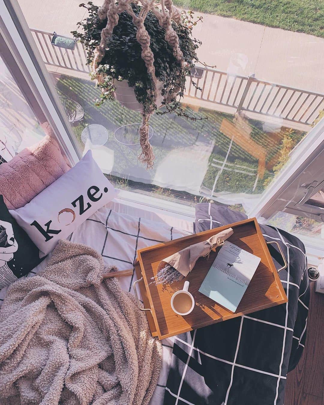 のインスタグラム：「in case I’m ever to forget what mornings once looked like in May ☕️」