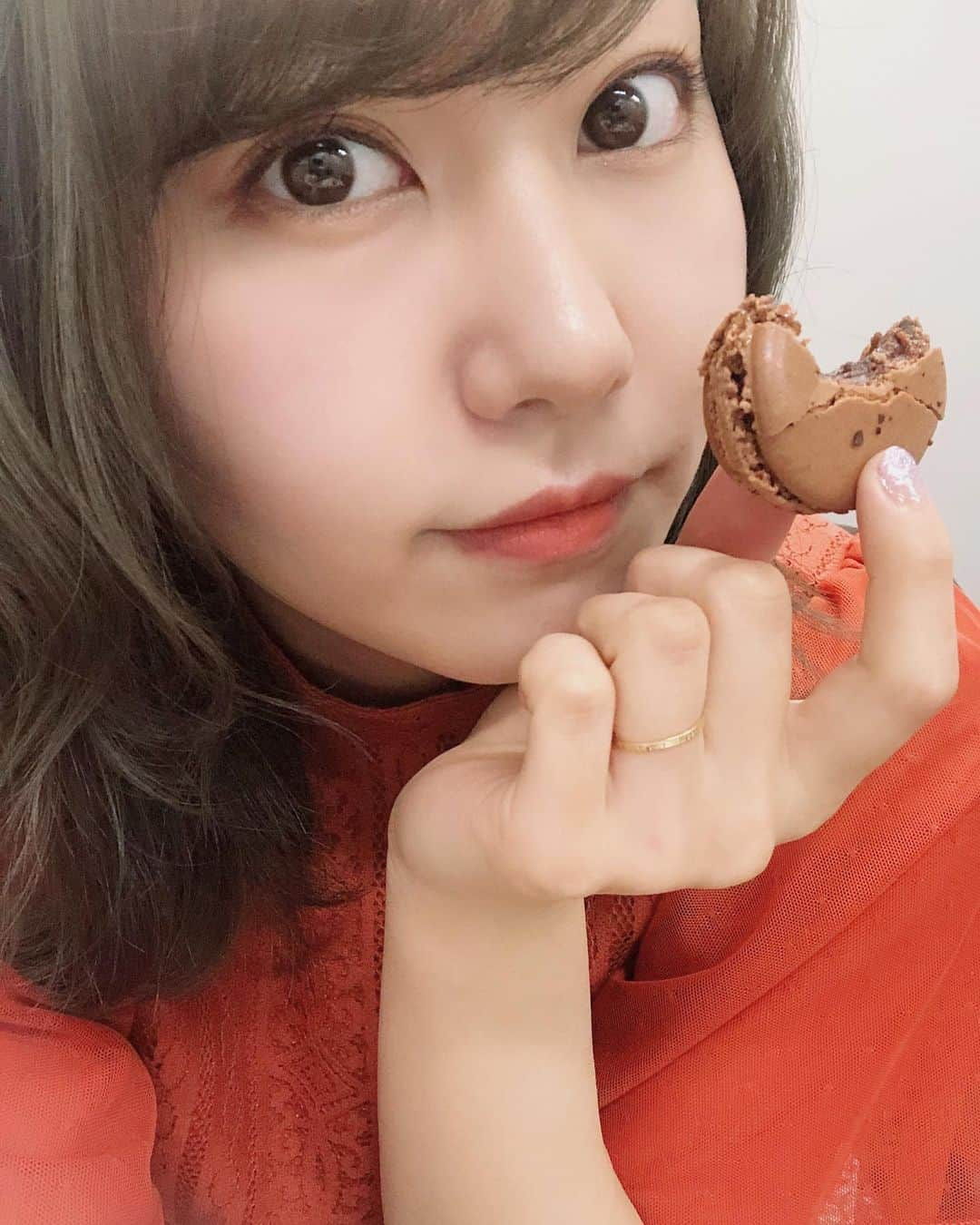 門脇佳奈子さんのインスタグラム写真 - (門脇佳奈子Instagram)「⭐️ マカロン食べたすぎるので、マカロンとの写メを載せます😤 * * 私は #ラデュレ #laduree  #ジャンポールエヴァン #JEANPAULHÉVIN のマカロンが今のところは好き🥰 * * * #マカロン #macaron #マカロンと自撮り #食べ始めてから写真撮ることに気づいた #食べかけマカロン #失礼っ」5月21日 23時58分 - kanakoofficial