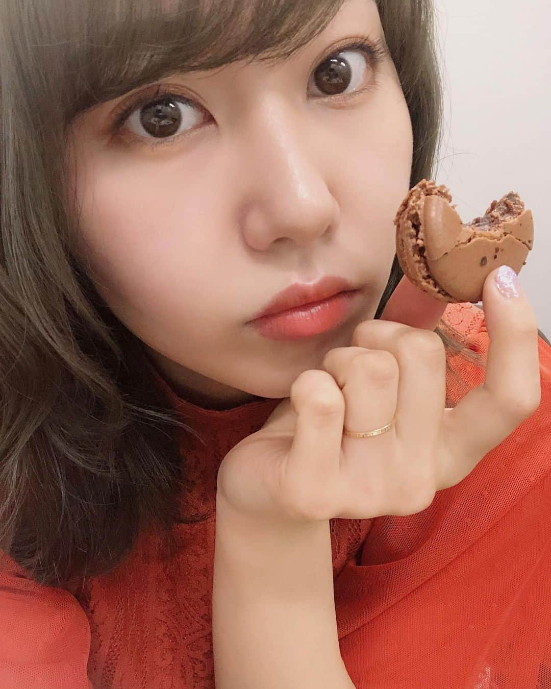 門脇佳奈子さんのインスタグラム写真 - (門脇佳奈子Instagram)「⭐️ マカロン食べたすぎるので、マカロンとの写メを載せます😤 * * 私は #ラデュレ #laduree  #ジャンポールエヴァン #JEANPAULHÉVIN のマカロンが今のところは好き🥰 * * * #マカロン #macaron #マカロンと自撮り #食べ始めてから写真撮ることに気づいた #食べかけマカロン #失礼っ」5月21日 23時58分 - kanakoofficial