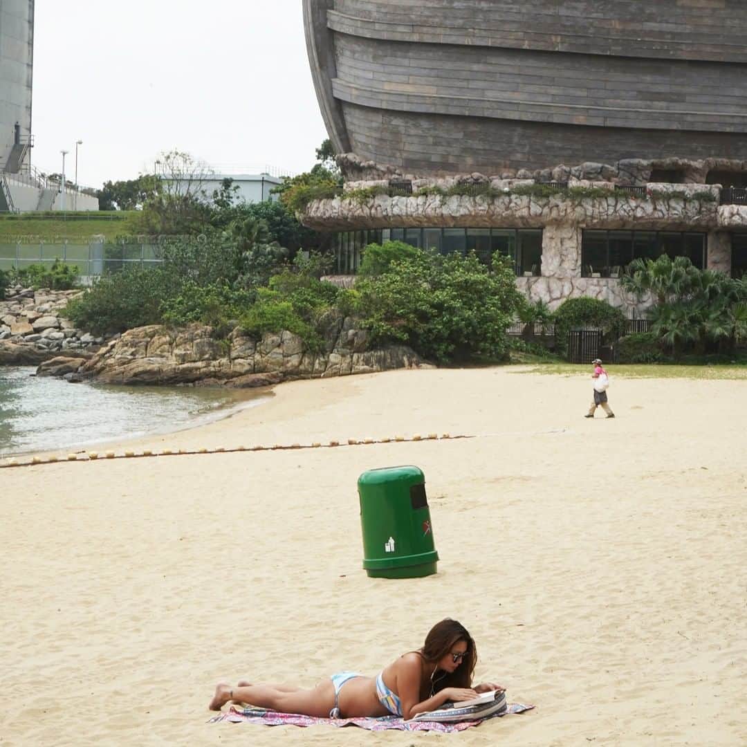 VICEさんのインスタグラム写真 - (VICEInstagram)「Opened in 2009, beachfront creationist theme park Noah's Ark Hong Kong has a pretty grim history. Developed by an evangelical Christian property developer named Thomas Kwok, a member of Asia’s third-wealthiest family who recently got through serving a five-year prison sentence for his involvement in a government bribery scheme, the island the Ark sits on used to be home to a small fishing village called Ma Wan. The village’s occupants were forcefully relocated to make way for the development of the park, and the majority of its structures still sit abandoned and rotting just to the west of the Ark. Tap the link in bio to learn what @jamieleecurtisofficial saw during a visit to the Christian attraction.」5月22日 0時00分 - vice